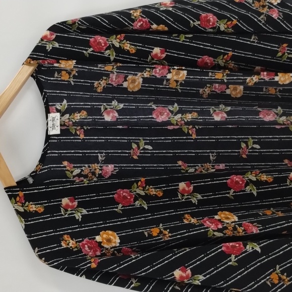 Texas True Threads open cardigan round bottom size large black w floral print - Picture 2 of 6